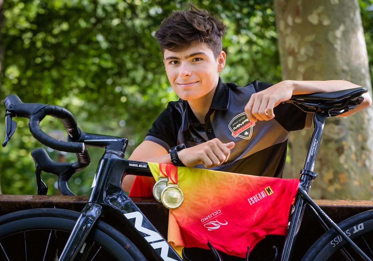 Beloki, con sus medallas y maillot de campéon de España.