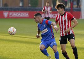 Josué Dorrio, durante el último choque de la pasada temporada en Lezama.