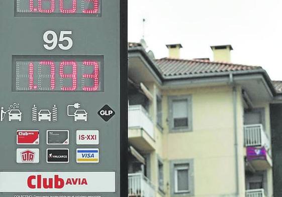 El cartel marca los precios del combustible en Azitain.