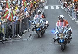 Motoristas de la Ertzaintza ascienden por la Virgen Blanca en la segunda etapa del Tour de Francia.