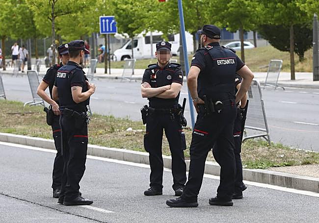 Ertzainas participantes en el dispositivo de seguridad del Tour.