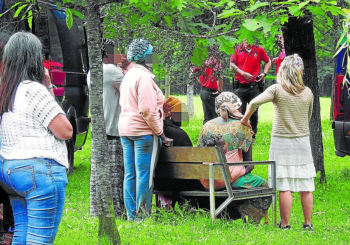 Familiares del pequeño Mamdiaye estuvieron arropados por vecinos de Abadiño durante todo momento.