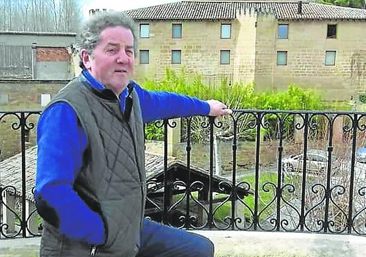 Joaquín Cegarra, con el castillo de Cuzcurrita de Río Tirón al fondo.