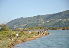 Participantes de una edición anterior del concurso de pesca de Murueta.