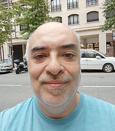 La cámara delantera es la peor de todo el móvil con diferencia.