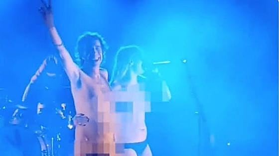 El cantante de Sidonie se desnuda por completo en un concierto con Rocío Saiz «por la libertad»