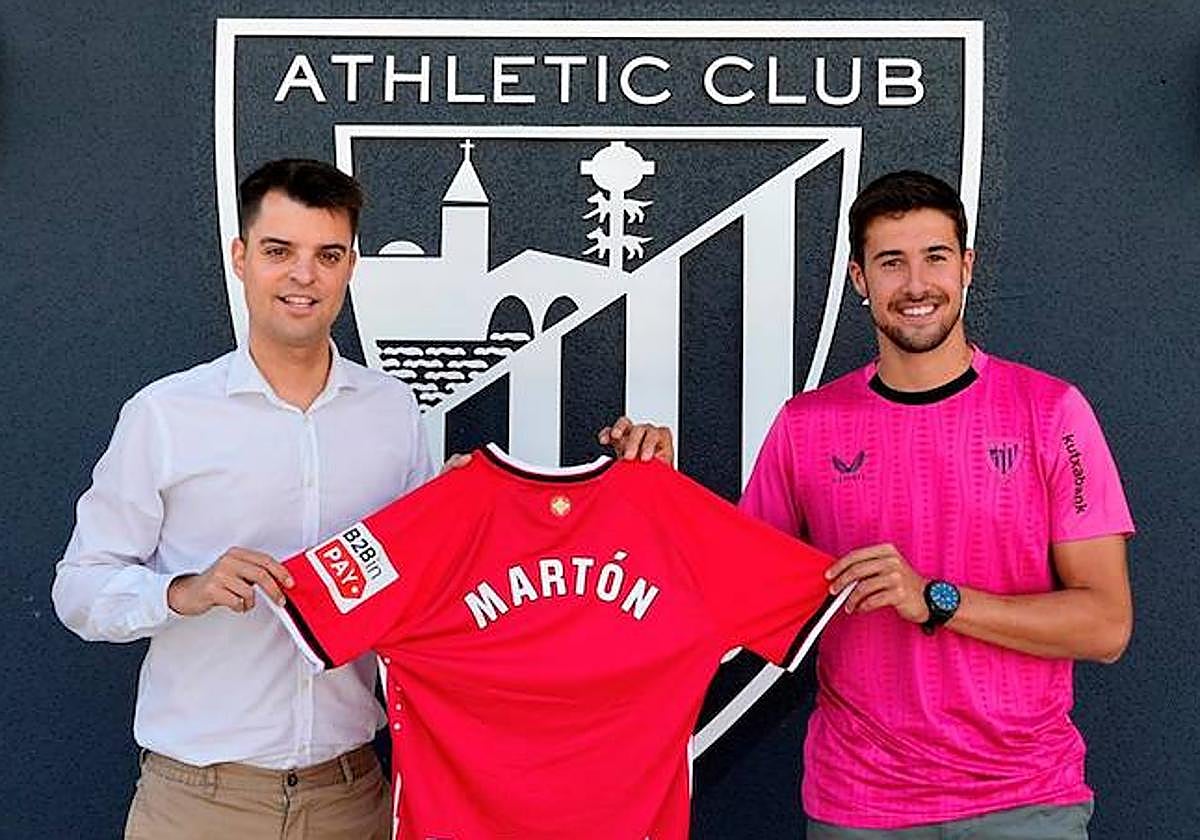 El directos de fútbol del Athletic, Mikel González (izquierda), posa junto a Javier Martón.