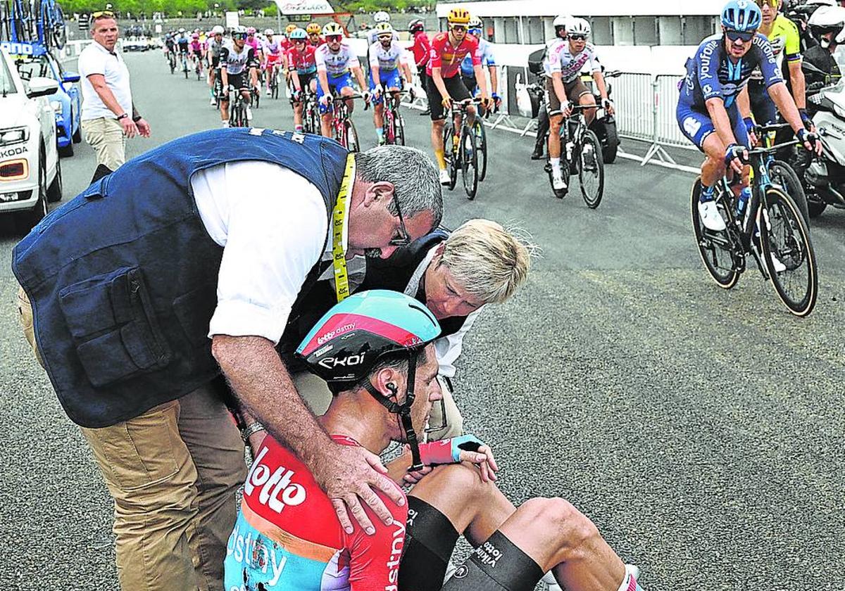 Guarnieri, del Lotto, es atentido tras sufrir una caída en pleno circuito final de Paul Armagnac.