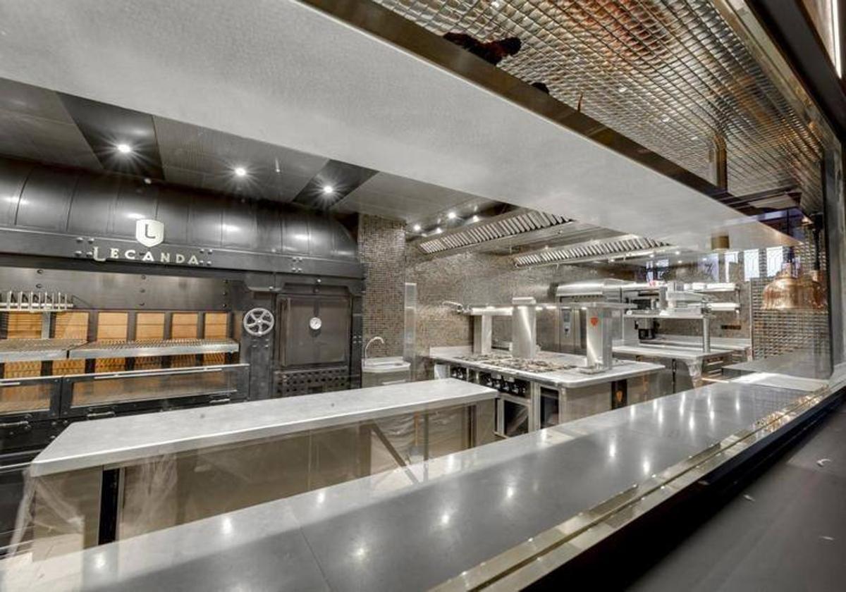 La moderna cocina del restaurante Lecanda de Madrid, diseñada y montada por Comercial Hostelera.