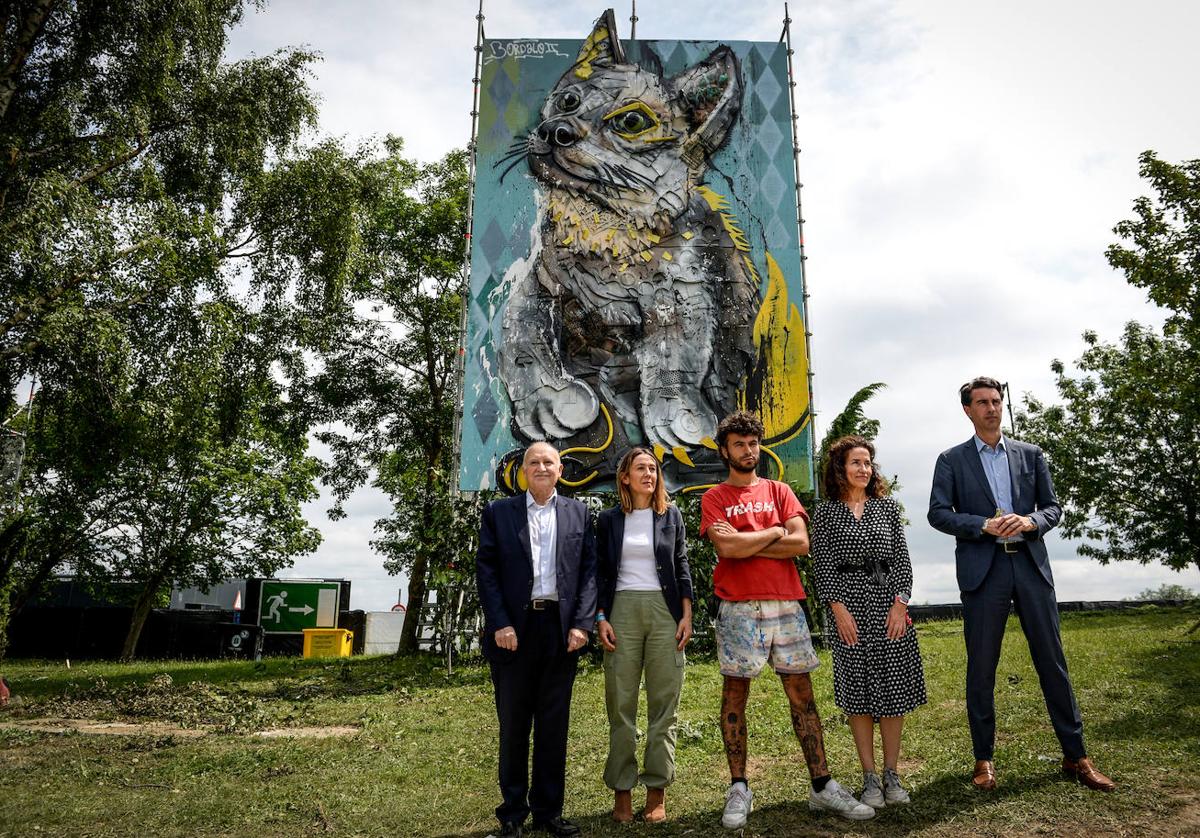 Bordalo II posa ante su obra con los responsables de la BBK y el concejal Xabier Ochandiano.