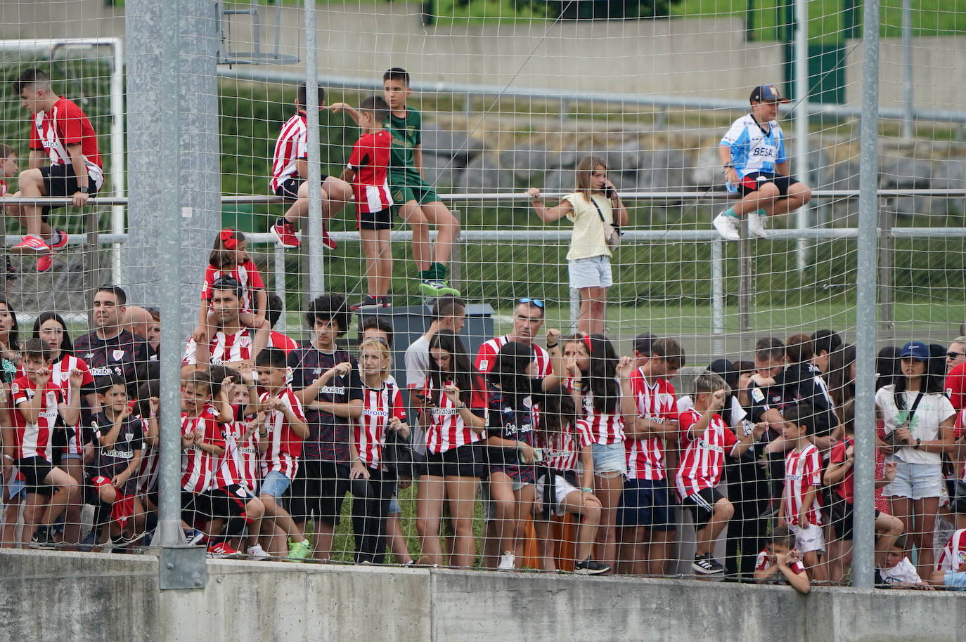 Baño de multitudes en Lezama en el primer entrenamiento del nuevo Athletic