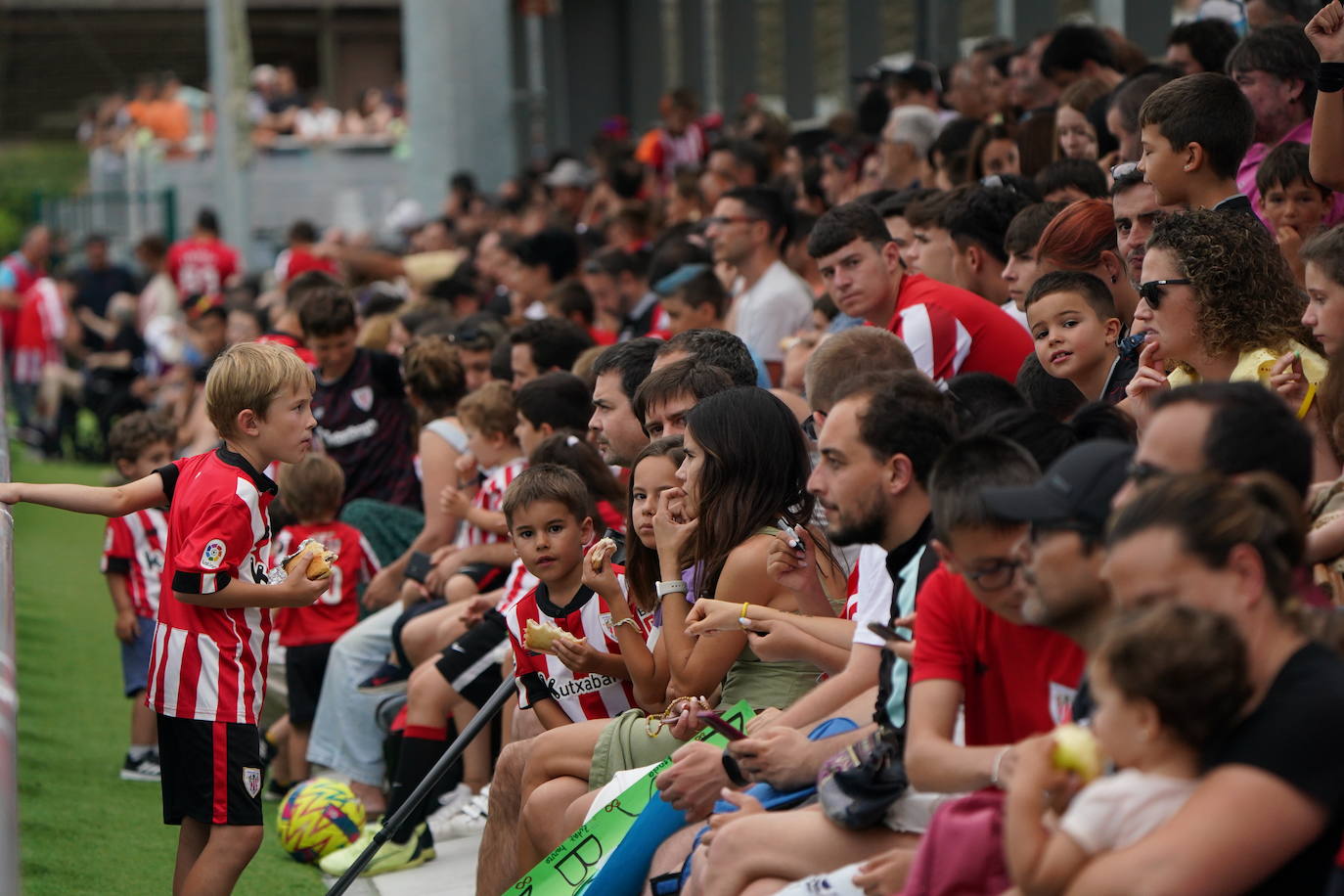 Baño de multitudes en Lezama en el primer entrenamiento del nuevo Athletic