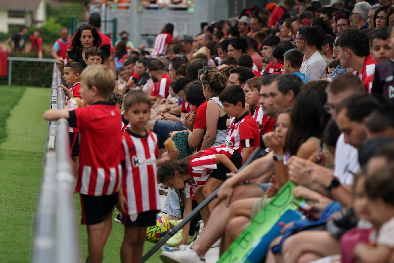 Baño de multitudes en Lezama en el primer entrenamiento del nuevo Athletic