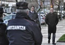 Alfredo de Miguel pasa delante de un agente de la Ertzaintza durante el juicio en 2018.