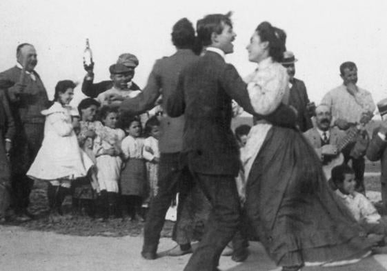 Una pareja baila a principios del siglo XX.