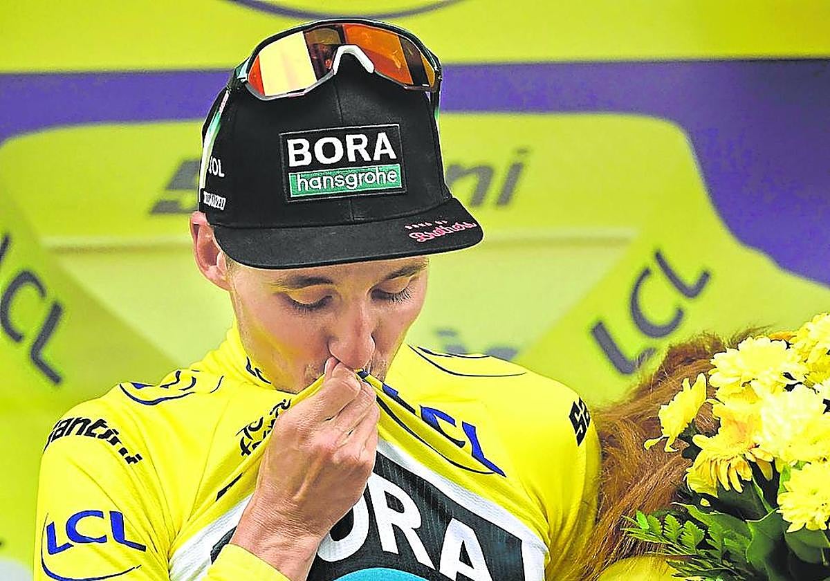 Jai Hindley besa el maillot amarillo después de ganar ayer la quinta etapa.