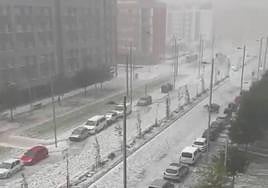 Vista de la calle Bulevar de Salburua en plena granizada.