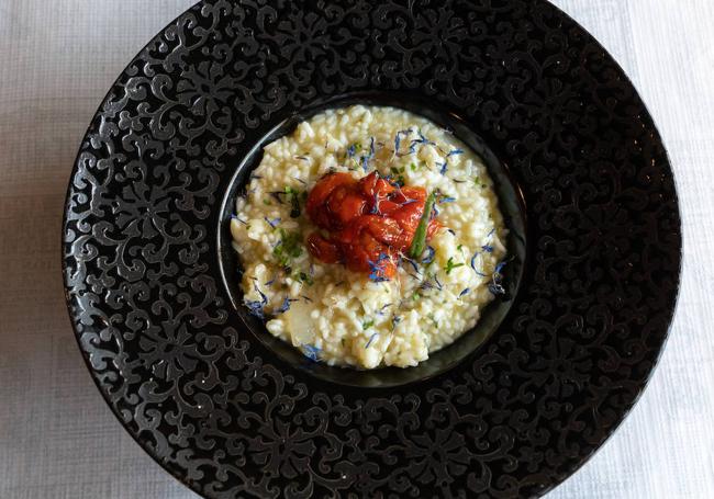 Arroz con bacalao y langostinos con pimientos asados en casa.