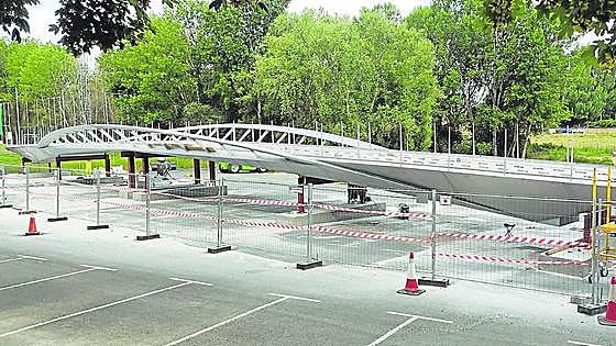 La pasarela espera a la supergrúa