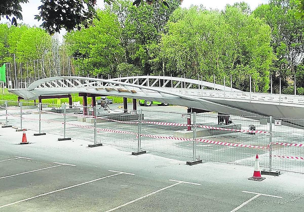 La estructura de la pasarela peatonal, ayer en el aparcamiento del ferial, próximo a su emplazamiento definitivo.