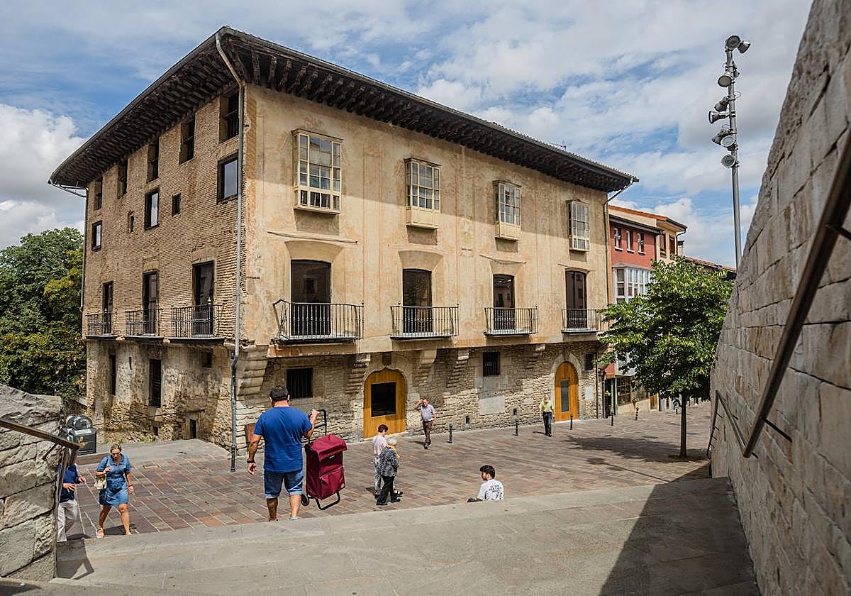 La casona, que data del siglo XVI, se localiza en la calle Correría, frente a la torre de los Anda y la plaza de la Burullería.