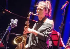 La gran jazzista Melissa Aldana, en pleno solo de saxo tenor.