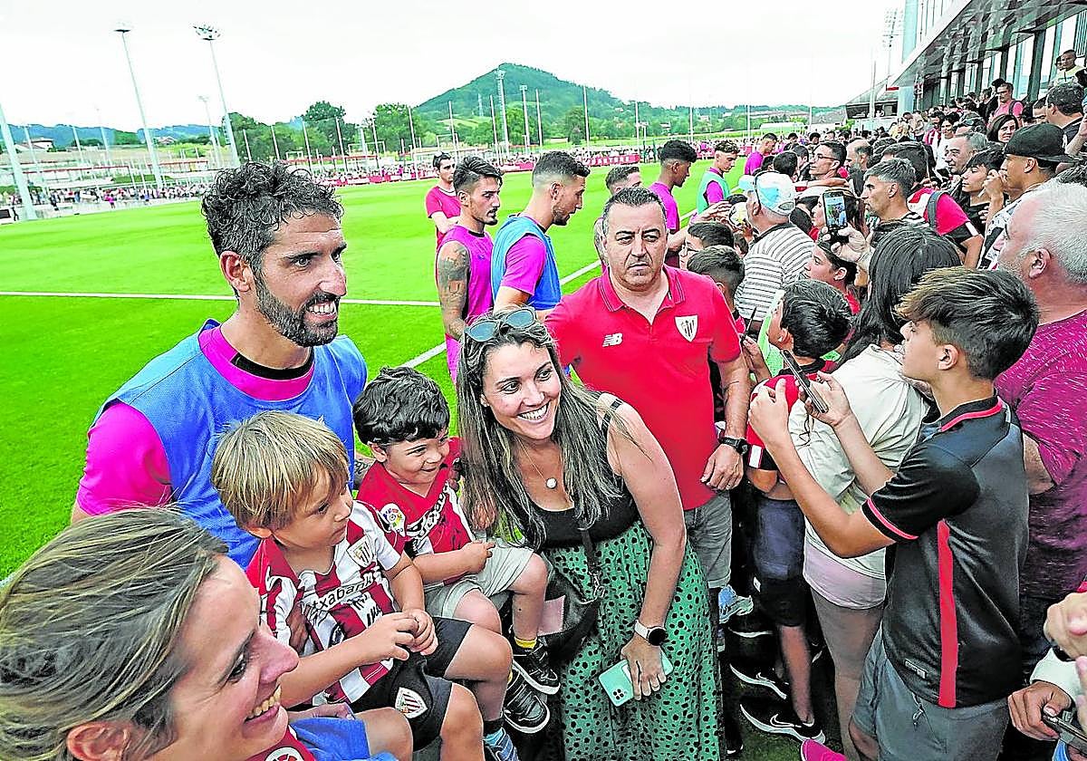 Baño de multitudes en Lezama en el primer entrenamiento del nuevo Athletic