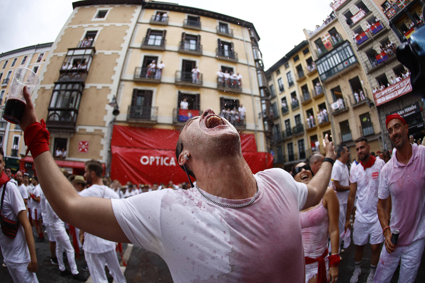 Pamplona se tiñe de blanco y rojo