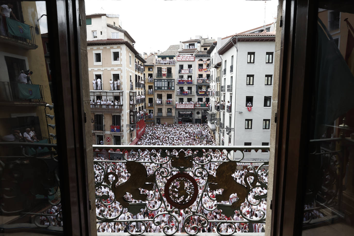 Pamplona se tiñe de blanco y rojo