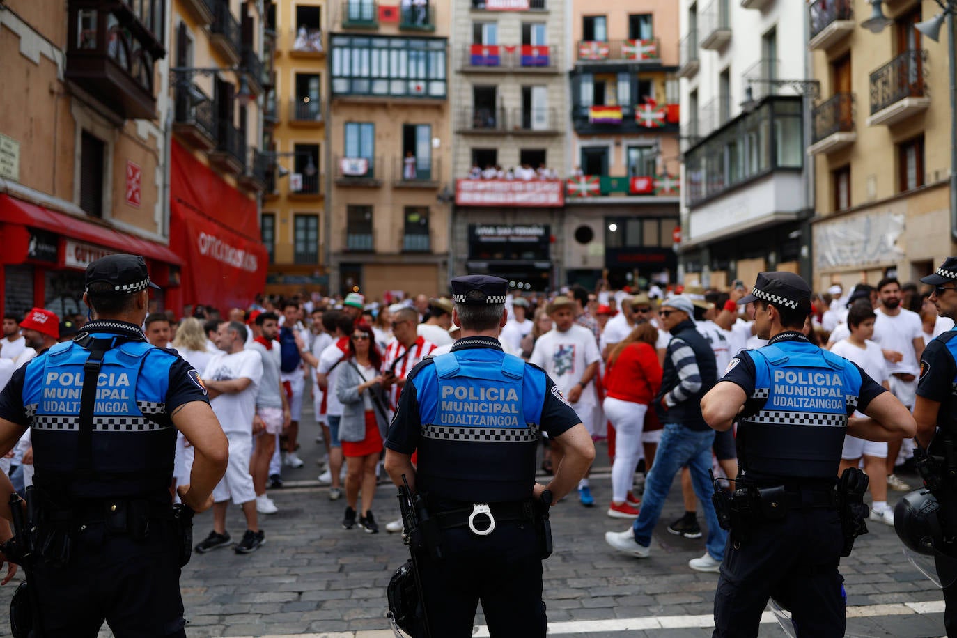 Pamplona se tiñe de blanco y rojo
