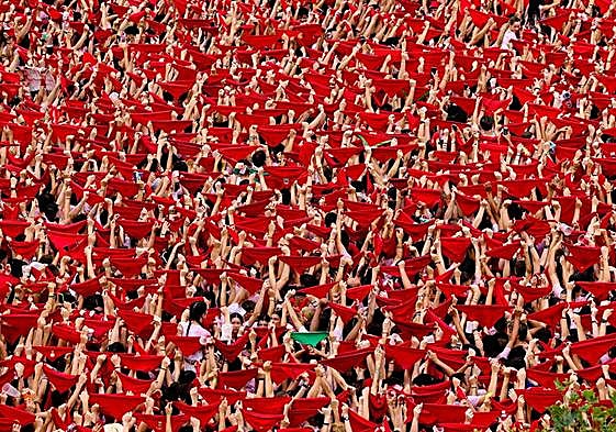 Pamplona se tiñe de blanco y rojo