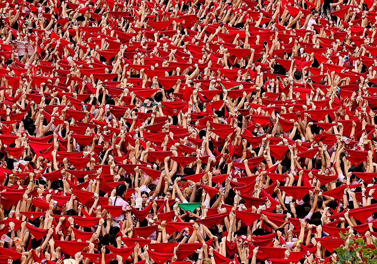 Pamplona se tiñe de blanco y rojo