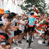 Casi un millón de aficionados abarrotaron las carreteras al paso del Tour por Euskadi