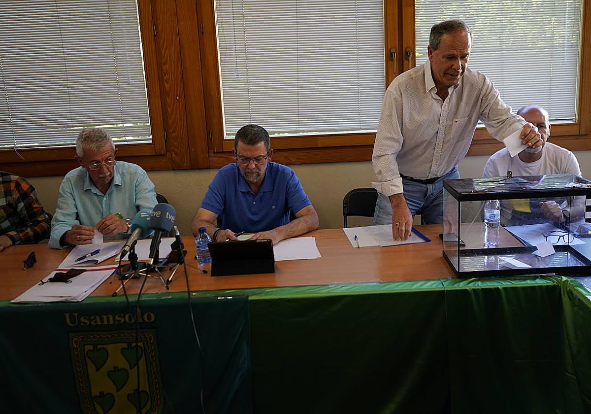 Agustín Aizpuru durante las votaciones de la comisión gestora de Usansolo.