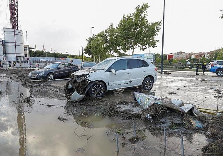 Pánico en Zaragoza por una tromba de agua: gente sobre los coches para no ser arrastrada