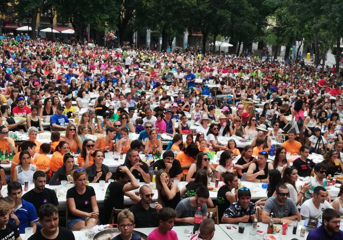 Markina batirá el récord en la comida de fiestas con 2.861 participantes