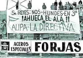 Aficionados del Alavés expresan su malestar con el entrenador 'Tito' Reyes por medio de una pancarta colgada en la valla de la desaparecida grada de 'General'.