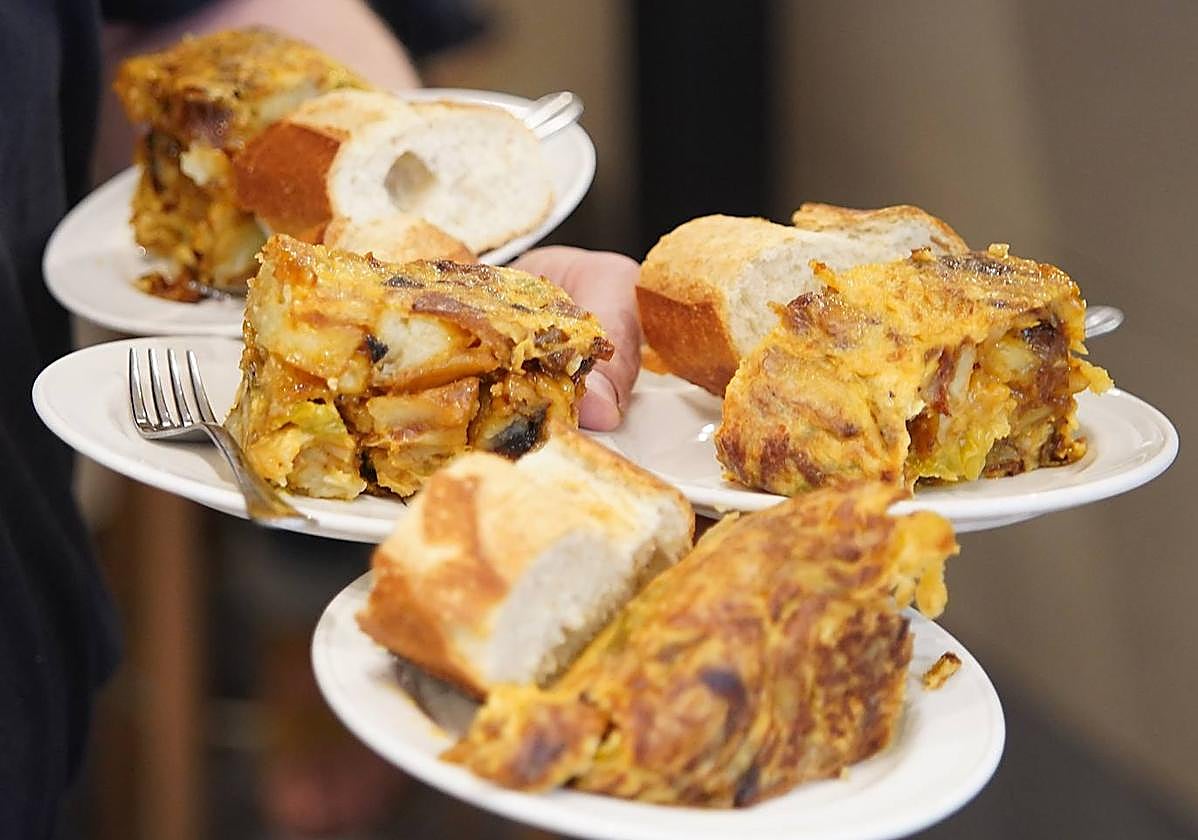 Gildas de categoría y pinchos de ahumados al momento para un almuerzo de campeonato