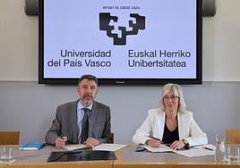 Guillermo Quindós, EHUko Zientzia eta Gizarte Garapeneko eta Transferentziako errektoreordea, eta Lourdes Iscar, Osalan Laneko Segurtasun eta Osasunerako Euskal Erakundeko zuzendari nagusia azteazkeneko sinaduran.