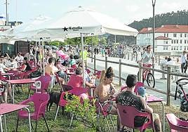 Paseo a la orilla del mar a su paso por Plentzia.