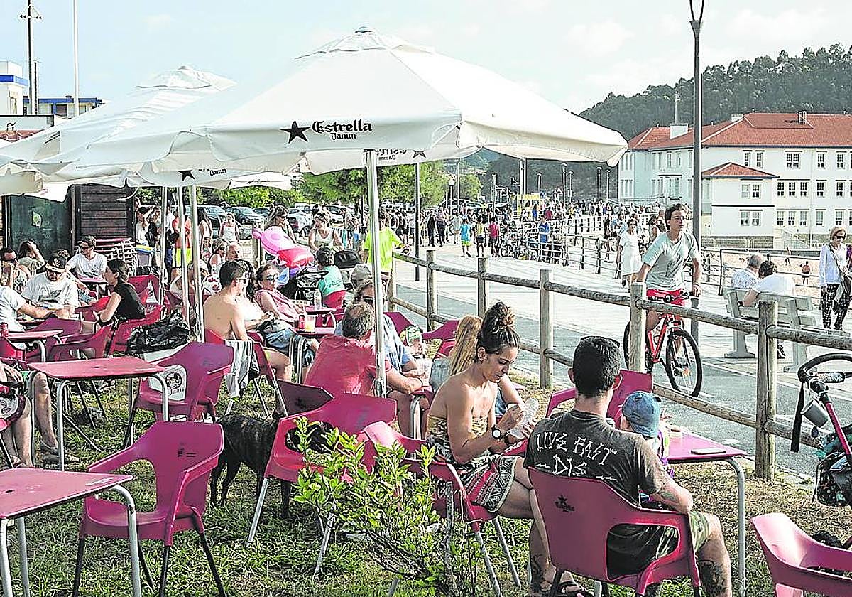 Paseo a la orilla del mar a su paso por Plentzia.