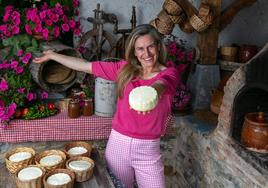 La aparejadora que volvió al caserío para ser pastoraLa pastora Leire Ibarrola Gobantes (50) con los quesos de cesto que elabora en Izoria, en el alavés valle de Ayala.