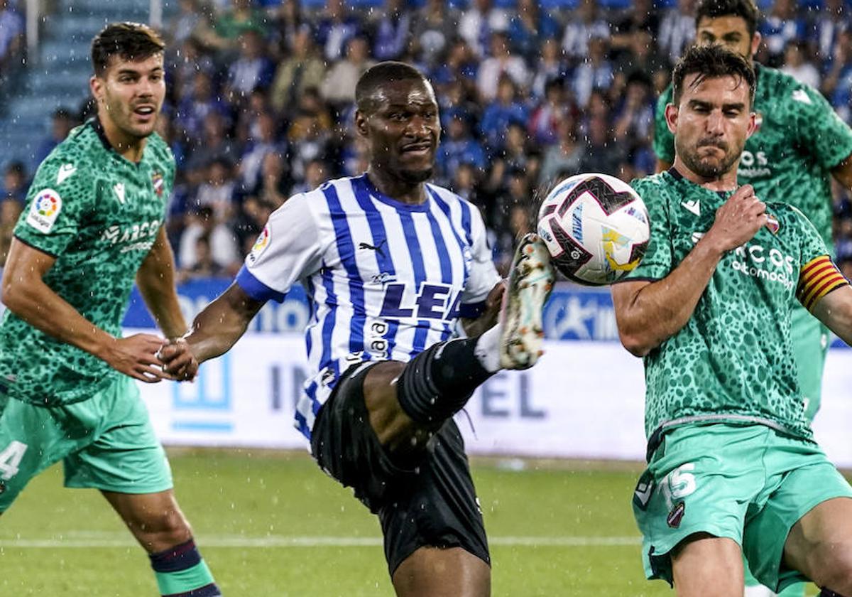 Sylla intenta controlar un balón en el partido de ida de la final por el ascenso.