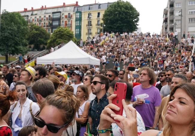 Stanich congregó a una multitud a pesar de la hora.