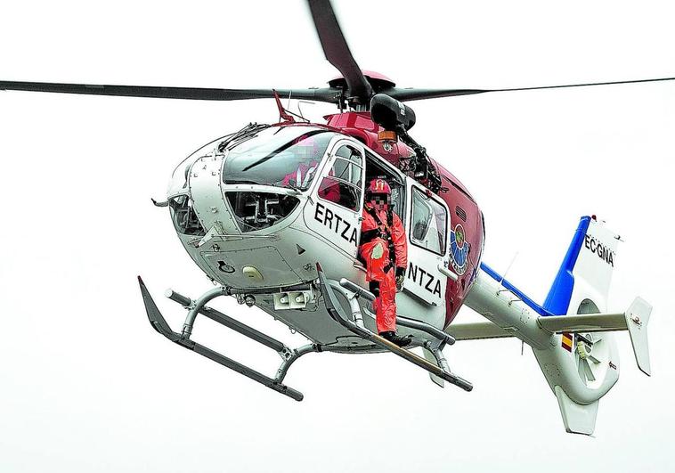 Uno de los helicópteros de la Ertzaintza, durante un simulacro en la playa de Plentzia, en una fotografía de archivo.