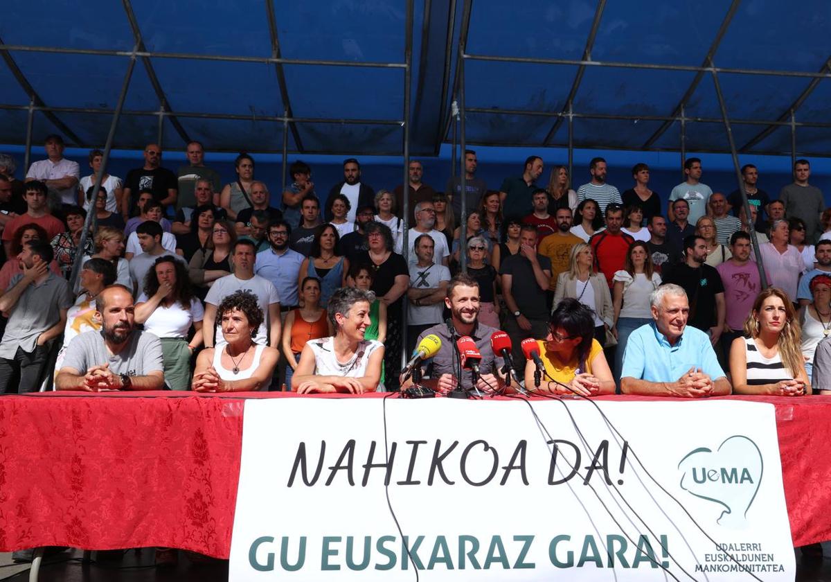 Representantes de la mancomunidad de municipios euskaldunes, UEMA, ayer en Usurbil.