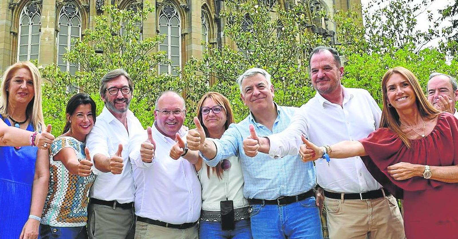 Los populares celebraron un mitin frente a la nueva catedral de Vitoria.