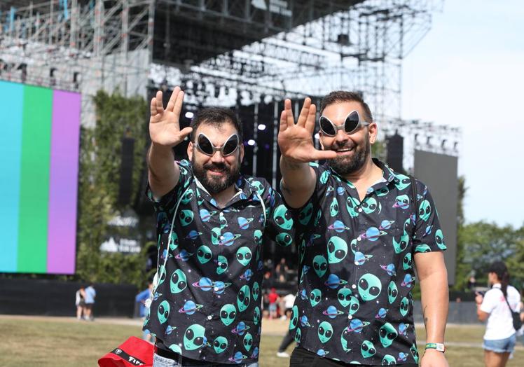 Txema y Alain, con sus camisas de otro mundo, hacen el saludo vulcano.