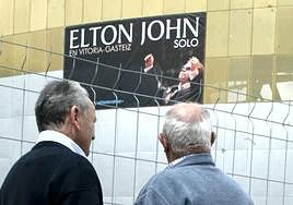Dos jubilados observan el cartel de Elton John en el Iradier Arena en mayo de 2007.