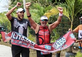 Luis Álvarez y Rafa Jaime celebran la llegada a la meta del Ironman de Cozumel.